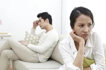 Vợ choáng váng biết tin chồng làm ngân hàng chuyển tiền cho người phụ nữ khác