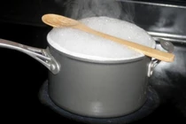 Không chỉ để xúc cơm, chiếc thìa còn có cả tá công dụng ít người biết