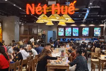 Hà Nội: Nhà hàng ở TTTM đông nghịt khách sau khi được mở lại