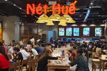 Hà Nội: Nhà hàng ở TTTM đông nghịt khách sau khi được mở lại