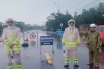 Quốc lộ 1 qua Hà Tĩnh ngập sâu