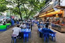 Bia hơi, quán phở... dựng vách ngăn phòng COVID-19 ở Hà Nội