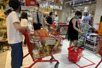 Hà Nội: Người dân "nô nức" tới siêu thị gom lương thực, thực phẩm