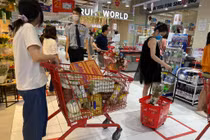 Hà Nội: Người dân "nô nức" tới siêu thị gom lương thực, thực phẩm