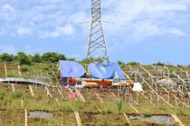 Cận cảnh công trình lắp đặt 11 chữ khẩu hiệu hết hơn 10 tỉ đồng ở Hòa Bình