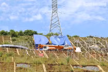 Cận cảnh công trình lắp đặt 11 chữ khẩu hiệu hết hơn 10 tỉ đồng ở Hòa Bình