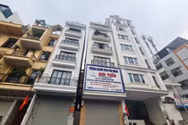 Hà Nội: Đường ngõ Võng Thị mở rộng “biến hình” thành điểm đỗ ô tô, nhà cửa đua nhau “cơi” tầng