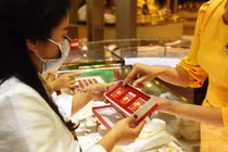 Giá vàng hôm nay 27/11: Lo sợ biến thể Covid-19, vàng tăng mạnh