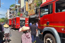 Cháy kho chứa đồ điện tử, khói đen bốc cao kèm tiếng nổ 