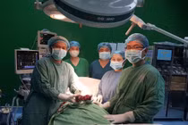 Cắt bướu giáp khổng lồ cho bệnh nhân mắc basedow 12 năm