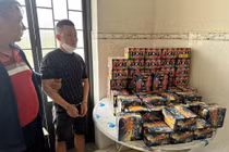 Buôn bán pháo nổ trái phép, 2 đối tượng bị bắt giữ