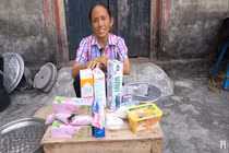 Chuyện bà Tân Vlog chia đồ ăn cho "các cháu ơi" bằng đĩa bị... chó liếm