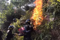 Xúc động hình ảnh hàng trăm chiến sỹ mồ hôi mặn chát, rã rời giữa biển lửa cứu rừng