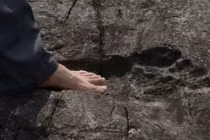 Những dấu chân người khổng lồ gây chấn động thế giới