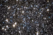 Ngạc nhiên khi hàng trăm lỗ đen tụ tập trong cụm sao lớn