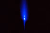 Vật thể lạ hình lông gà phát sáng trong đêm gây sốt