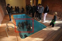 Hết hồn xem cảnh “người chết đuối dưới đáy bể bơi“