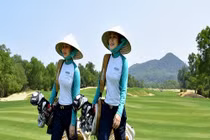 Nhọc nhằn công việc của nữ Caddie tại Việt Nam