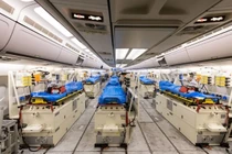 Bên trong “bệnh viện bay” hiện đại chuyên chở bệnh nhân COVID-19