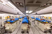 Bên trong “bệnh viện bay” hiện đại chuyên chở bệnh nhân COVID-19