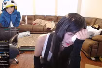 Đang livestream, nữ streamer nổi tiếng khóc nấc vì người xem yêu cầu “quái đản”