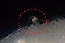 Vật thể nổi kỳ lạ xuất hiện rải rác trên viền Mặt trăng