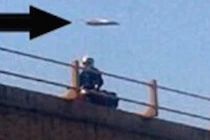 Xôn xao UFO chao lượn trên cầu đi bộ ở Argentina