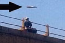 Xôn xao UFO chao lượn trên cầu đi bộ ở Argentina