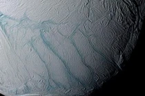 Kỳ lạ Mặt trăng Enceladus hóa sọc vằn bất thường