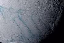 Kỳ lạ Mặt trăng Enceladus hóa sọc vằn bất thường