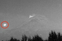 UFO thăm dò núi lửa đang hoạt động?