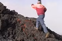 Anh chàng liều mình đi bộ trên nham thạch nóng chảy