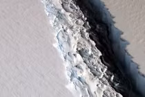 Khe nứt khổng lồ ở thềm băng Nam Cực sắp... đẻ con