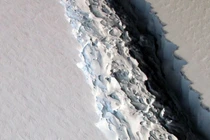 Khe nứt khổng lồ ở thềm băng Nam Cực sắp... đẻ con