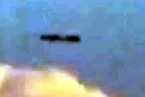 Xôn xao UFO hình điếu xì gà lượn lờ trên mây