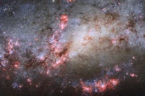 Giải mã bí ẩn từ những đám mây hồng trong thiên hà
