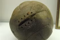 Ít ai biết quả bóng đá ra đời một cách man rợ, mất tính người