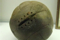 Ít ai biết quả bóng đá ra đời một cách man rợ, mất tính người