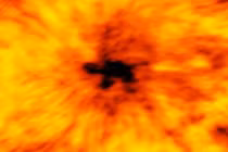 Phát hiện vệt đen khổng lồ hình con rùa trên Mặt trời 