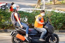 Muôn kiểu “hạn chế tiếp xúc” hài hước chỉ có trong mùa COVID