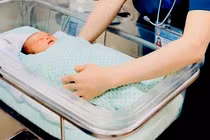 Bé sơ sinh bị bỏ rơi hố ga ở Hà Nội chuyển xấu, nhiễm trùng máu nặng