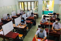 Độc đáo vách ngăn chống COVID-19 của trường học, "chặn" luôn học trò quay cóp