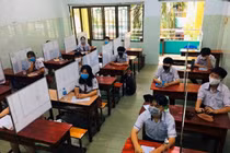 Độc đáo vách ngăn chống COVID-19 của trường học, "chặn" luôn học trò quay cóp