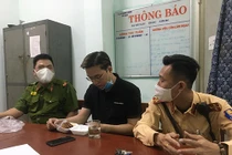 Trực chốt kiểm dịch COVID-19, công an ngăn cản kịp thời thanh niên định nhảy cầu Vĩnh Tuy