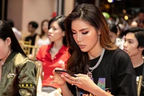 Siêu mẫu Minh Tú gây sốc với màn "bóc tem" cực lầy