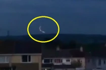 Vật thể nghi UFO di chuyển lượn vòng kỳ dị ở Anh