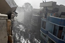 Video: Khoảnh khắc máy bay Pakistan chở 107 người lao xuống khu dân cư