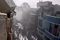 Video: Khoảnh khắc máy bay Pakistan chở 107 người lao xuống khu dân cư