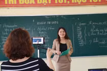 Dịch Covid-19: Lớp 9 và 12 học qua truyền hình...hiệu quả thế nào?