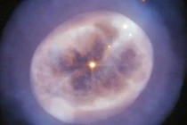 Ngoạn mục ngôi sao hình sứa tím lan tỏa trong không gian